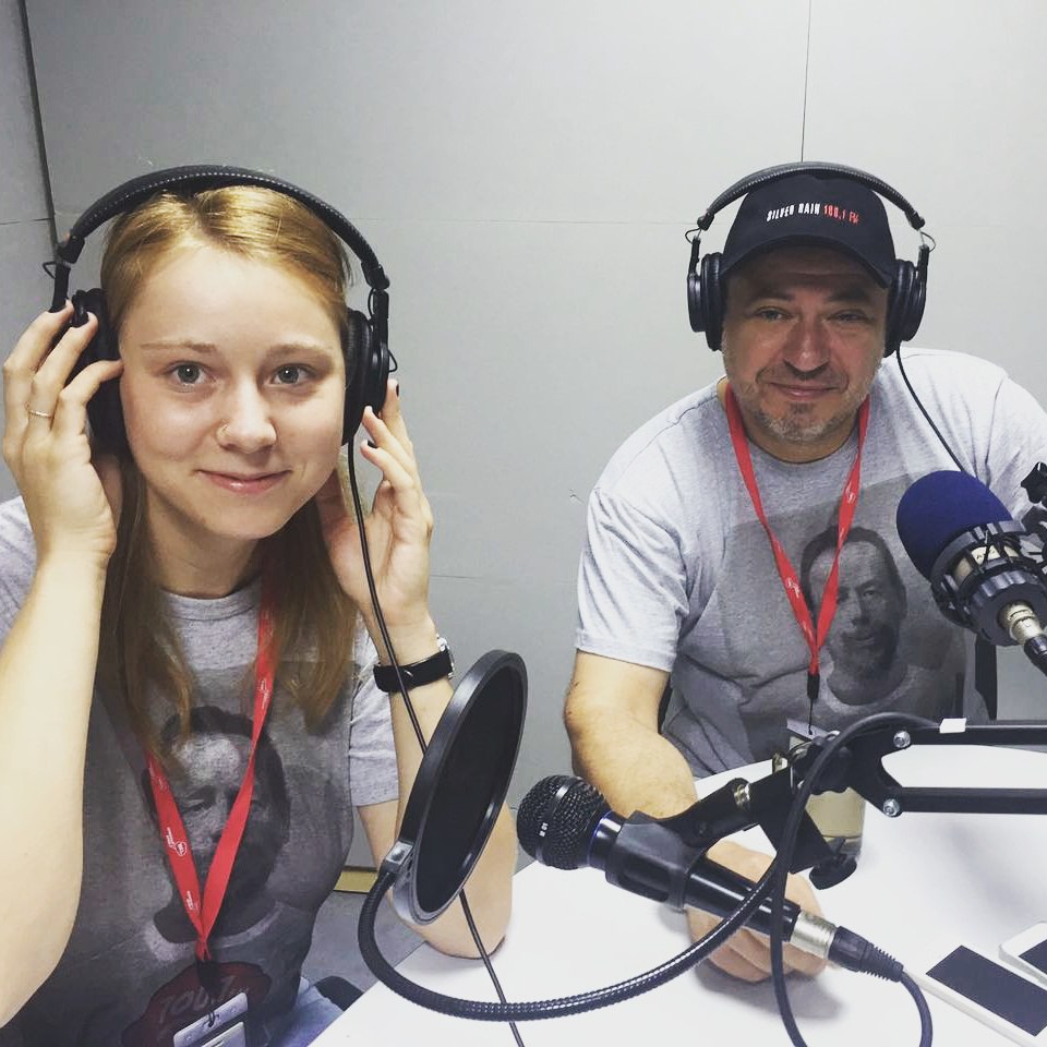 На фото - Александр Гусаров и Дарья Касьянова, радио Серебряный дождь