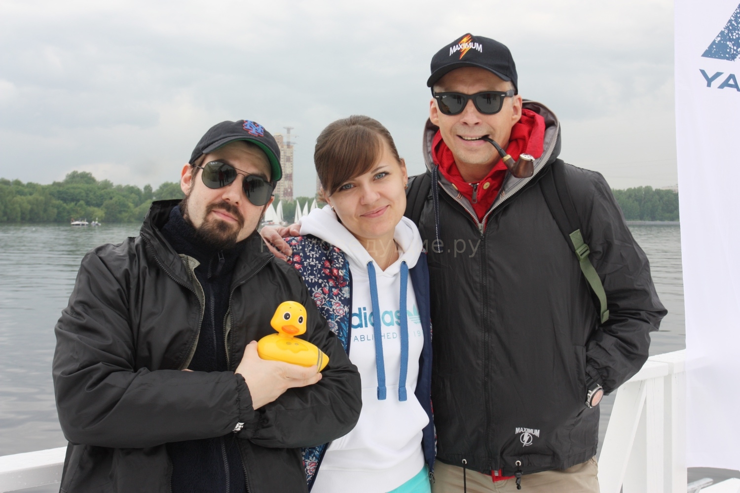 На фото - Костя Михайлов, Адам Джеймс и слушательница радио MAXIMUM