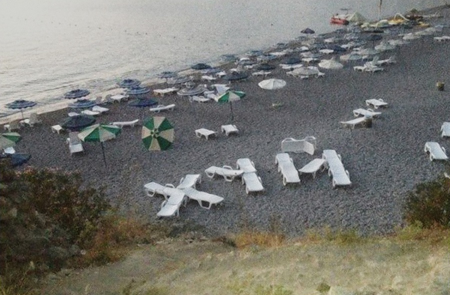 Русские выложили матерное слово лежаками на пляже