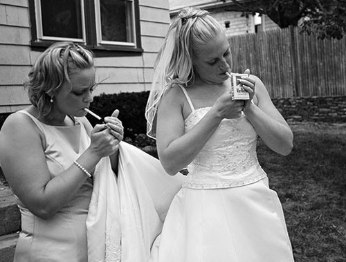 Невеста закуривает сигарету