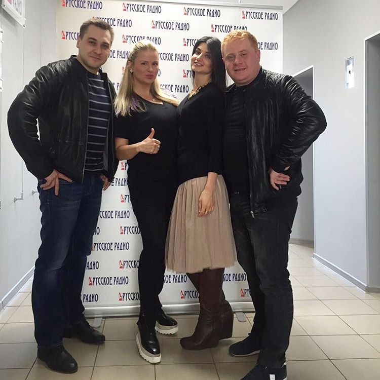 На фото - ведущие утреннего шоу Русские Перцы на Русском Радио и Анна Семенович