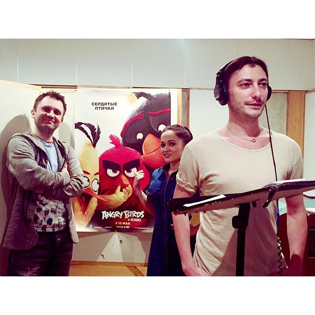 На фото - Илья, Вики и Джем озвучивают мультик Angry Birds в кино