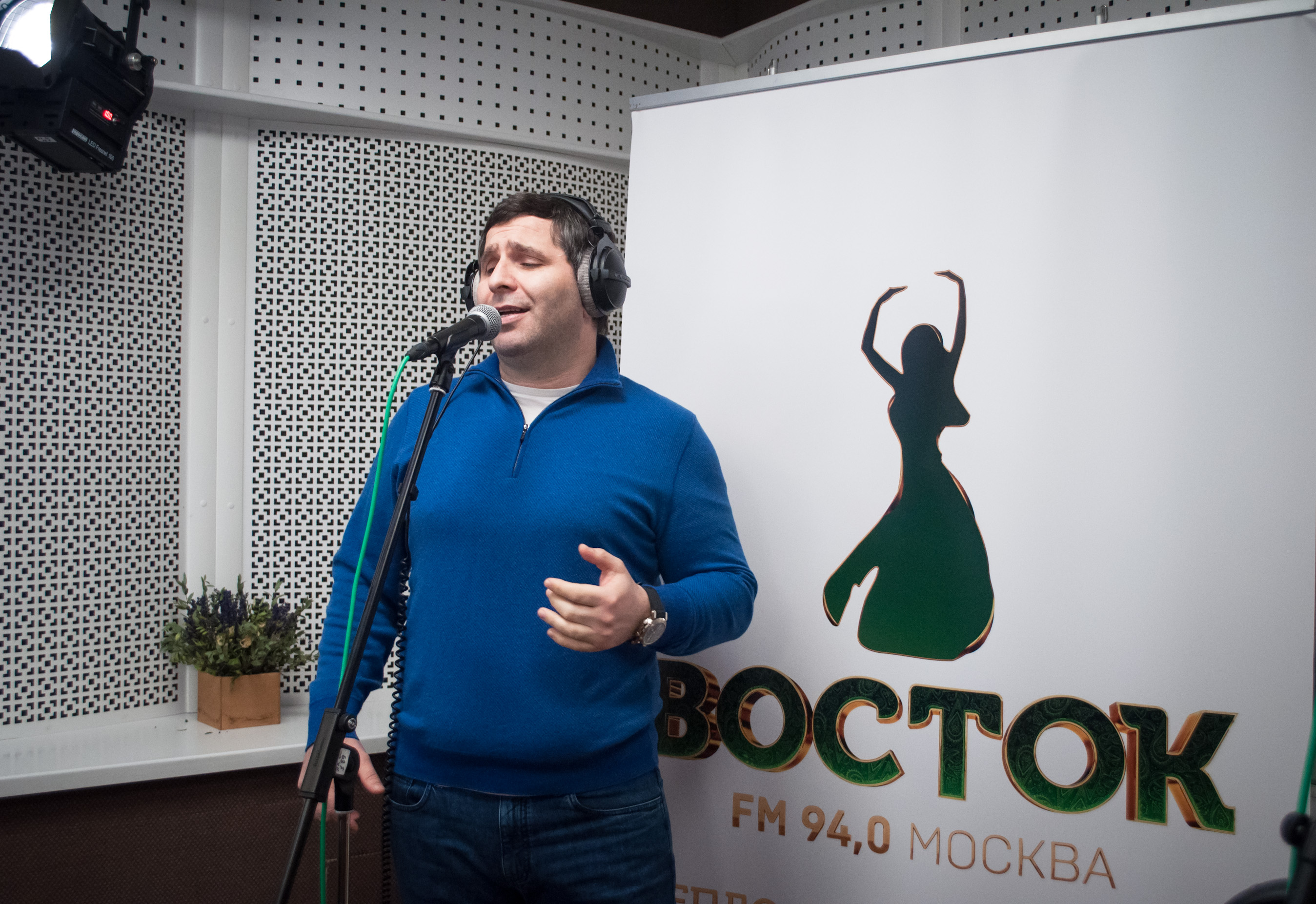 На фото - Тимур Темиров с живым концертом в студии радио Восток FM