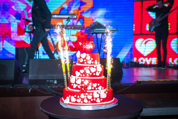 15 лет Love radio отметили праздничным тортом с бенгальскими огнями