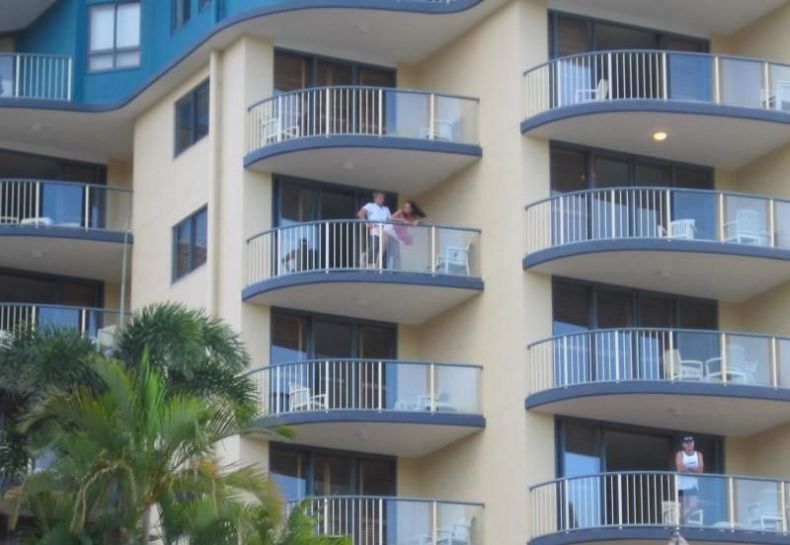 Пара занимается сексом на балконе при всех