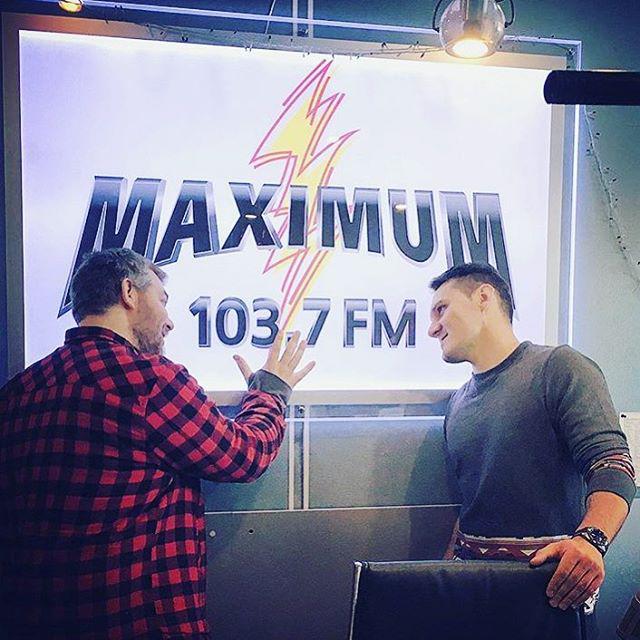 На фото ведущие дневного субботнего шоу на радио MAXIMUM Евгений Рыбов и Макс Пешков