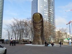 Памятник большому пальцу - Париж - Дефанс