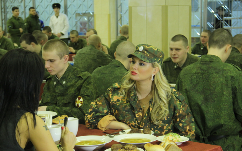 Анна Семенович, ведущая Русского радио, отслужила Отечеству вместе с военными