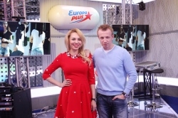 На фото - Лена Абитаева и Антон Комолов - ведущие вечернего шоу РАШ на Европе Плюс
