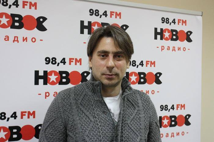 На фото Роман Емельянов в студии "Нового радио"