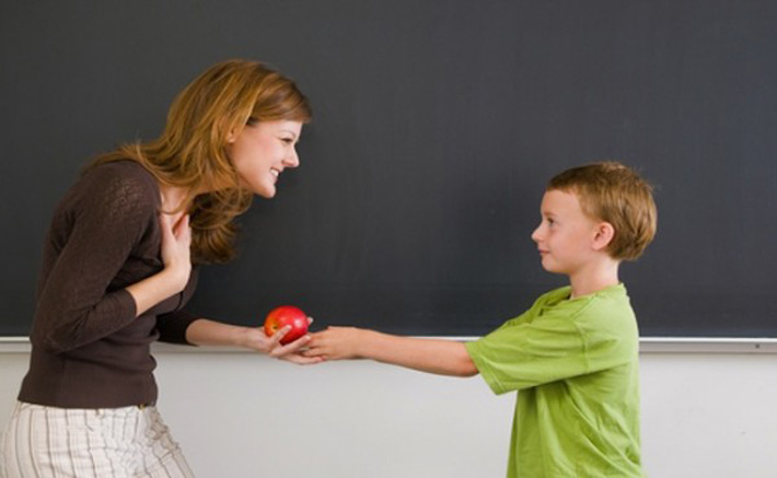 Мальчик дарит яблоко девушке - прекрасная тема для разговора