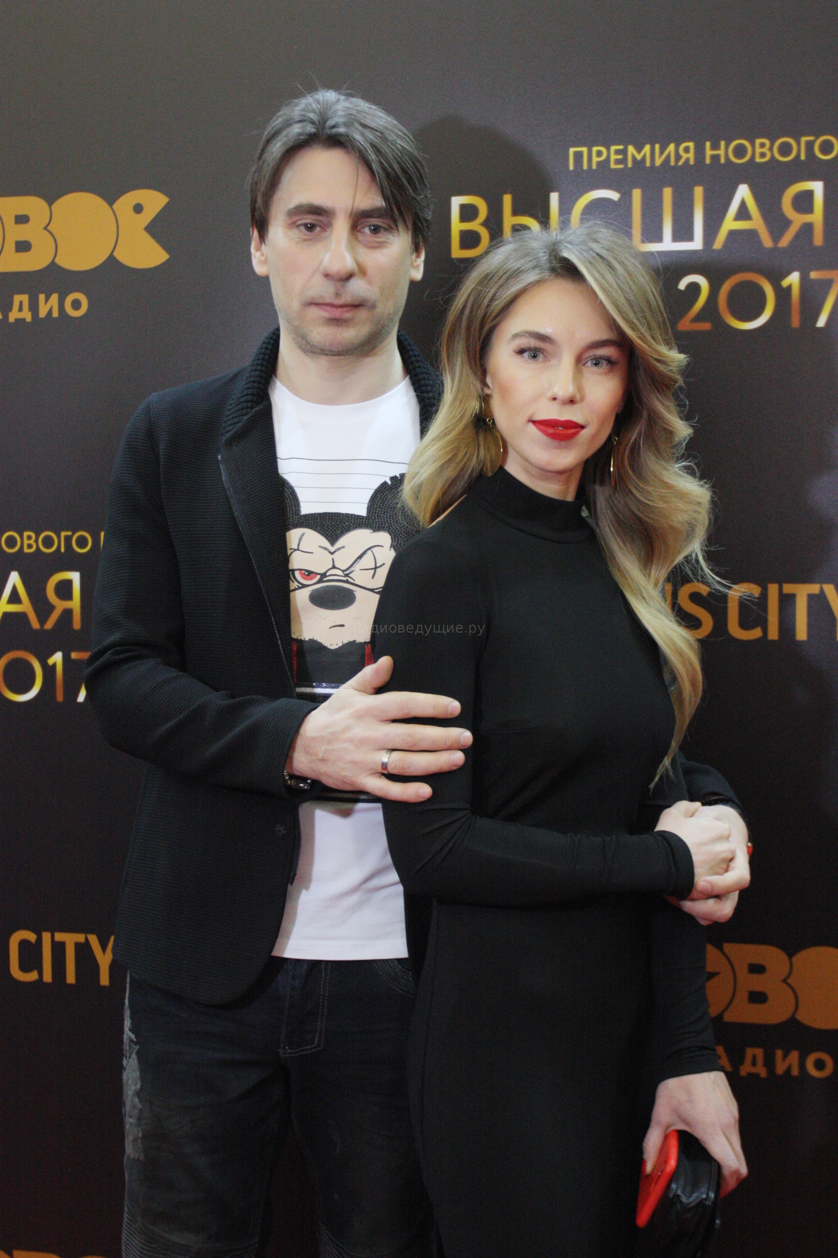 На фото - Роман Емельянов с супругой Юлией