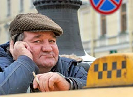 Таксист разговаривает по телефону